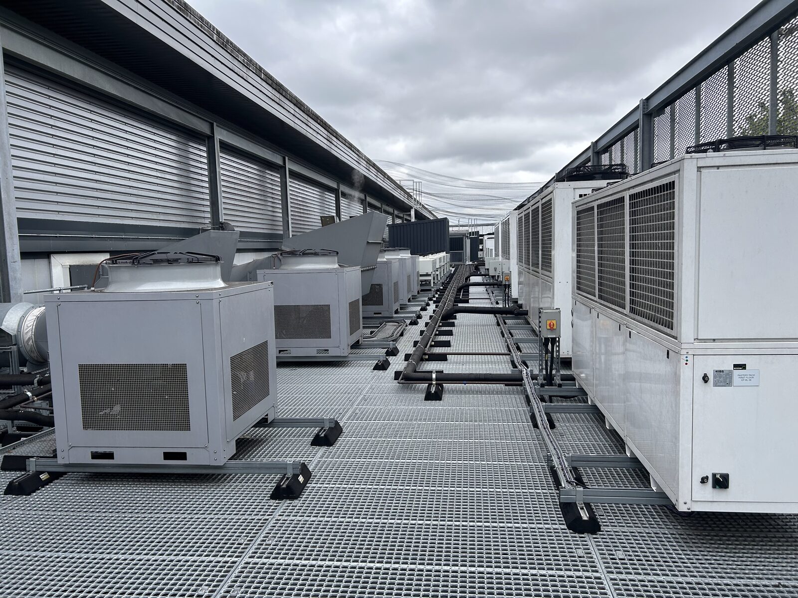 Rooftop Plant Installation - Commercial rooftop AC and refrigeration plant array
